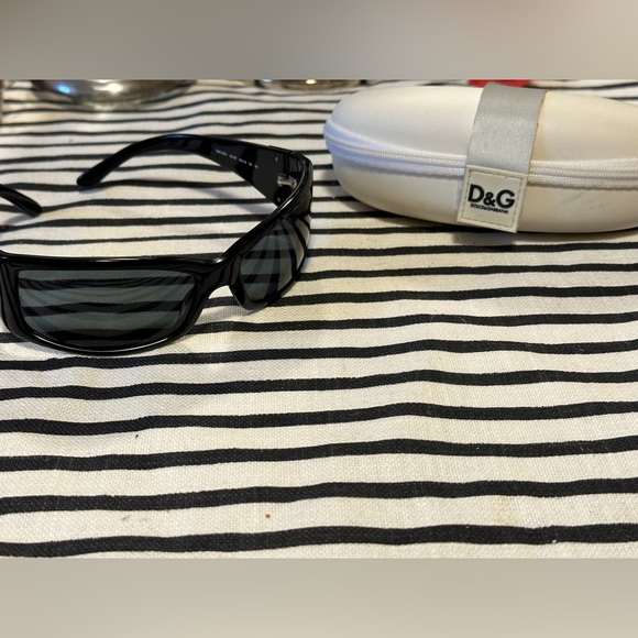 LIGHTLY used DOLCE AND GABBANA black sunglasses. ORIGINAL box included. - Picture 6 of 9